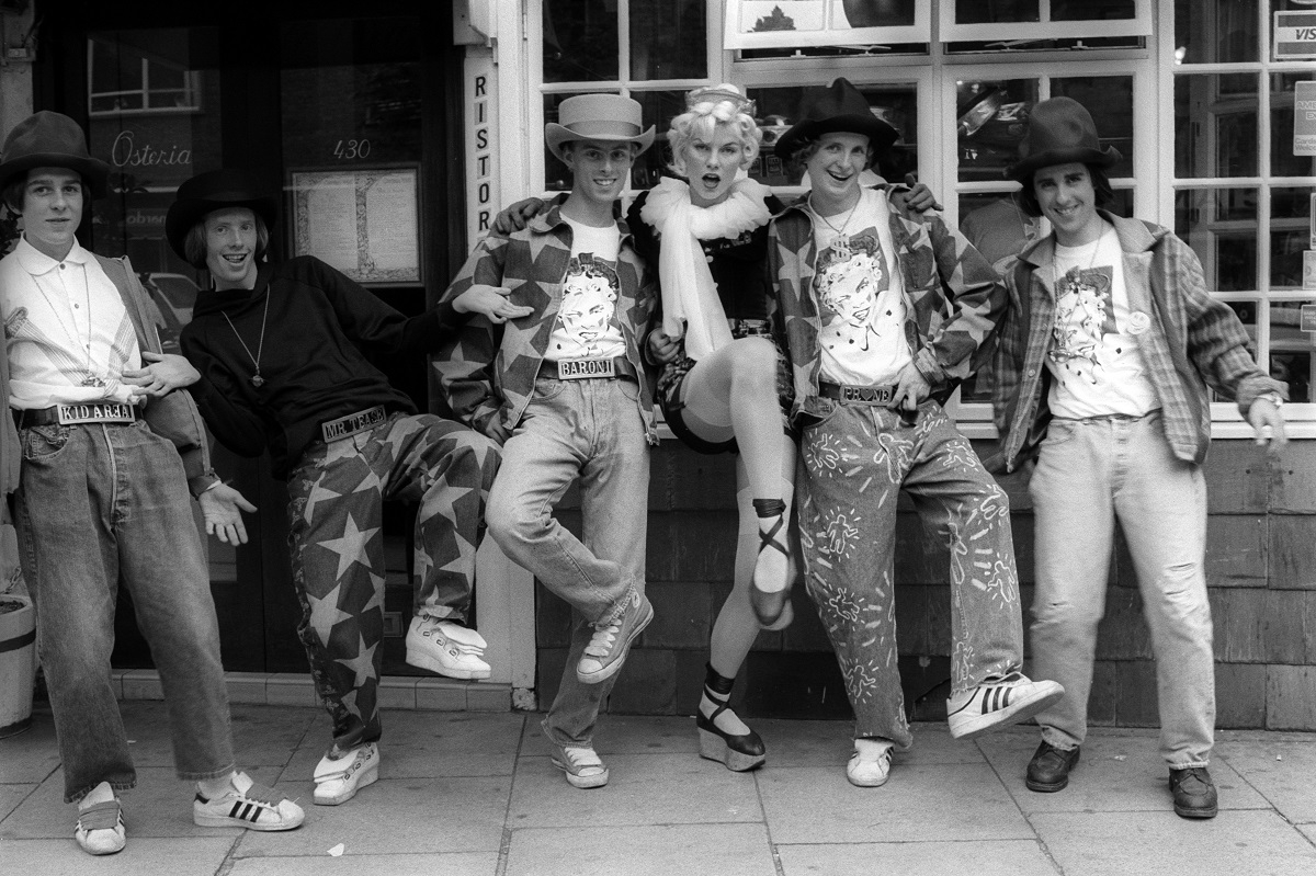 Modele w ubraniach Vivienne Westwood w latach 80.