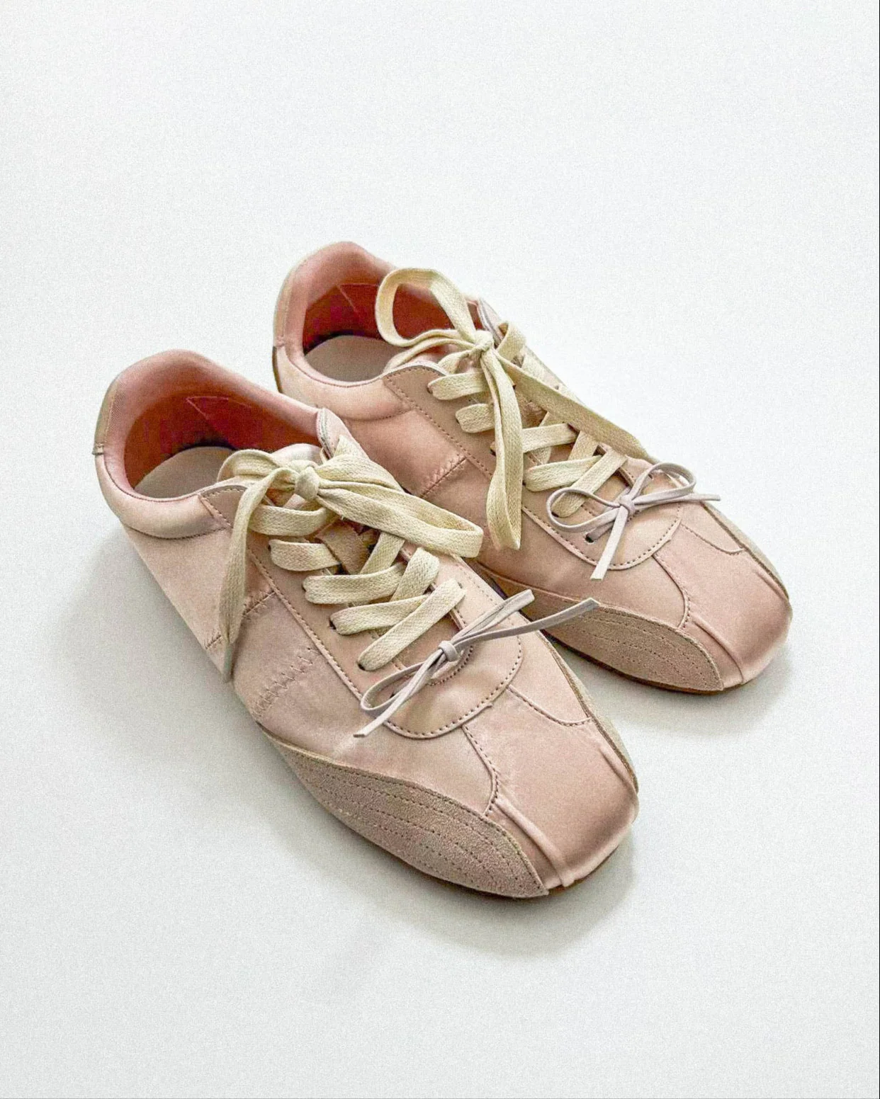 Satynowe sneakersy jak baleriny Raboesy w odcieniu pudrowego różu