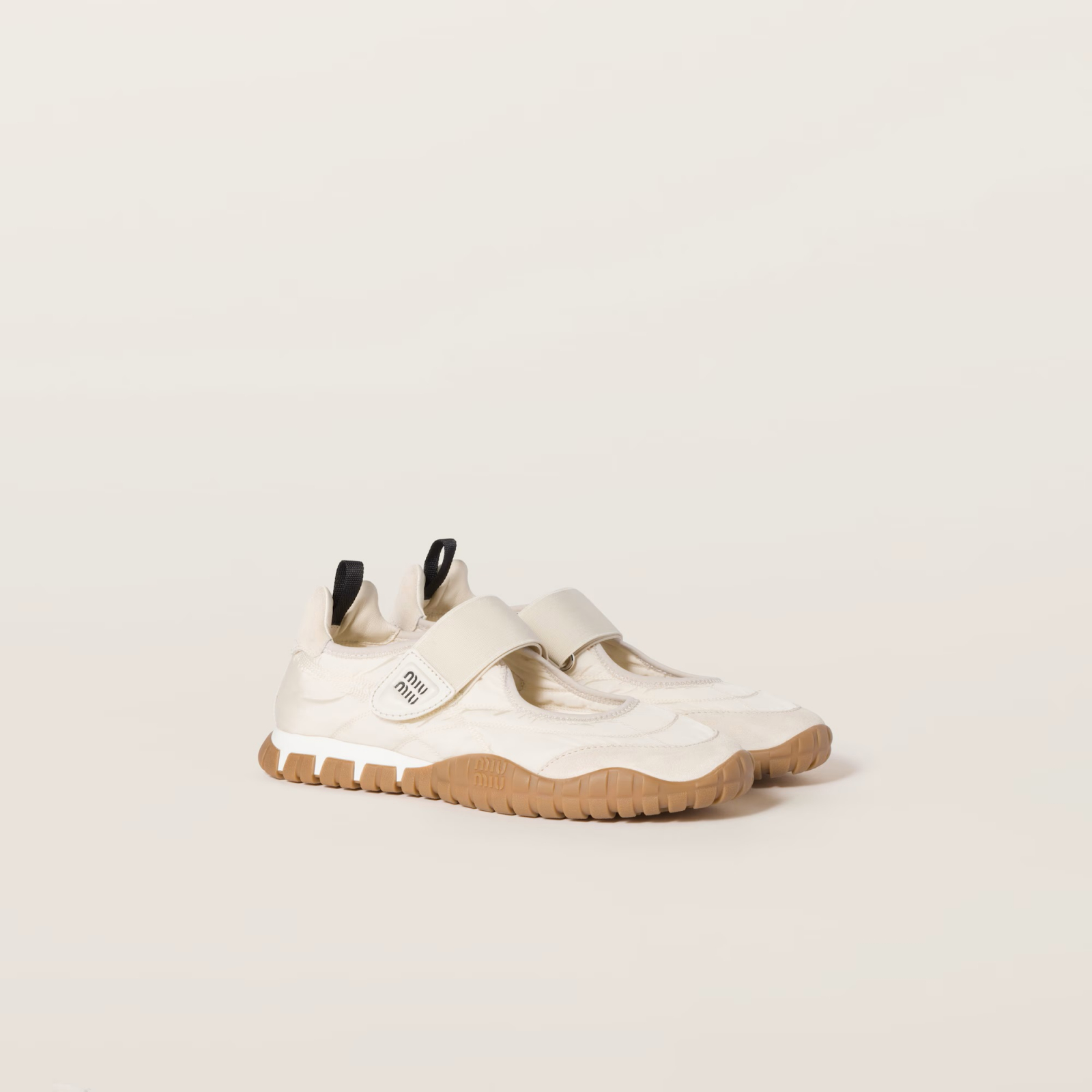Jasne sneakersy jak baleriny z gumową podeszwą i szerokim paskiem, idealne na wiosenne dni.