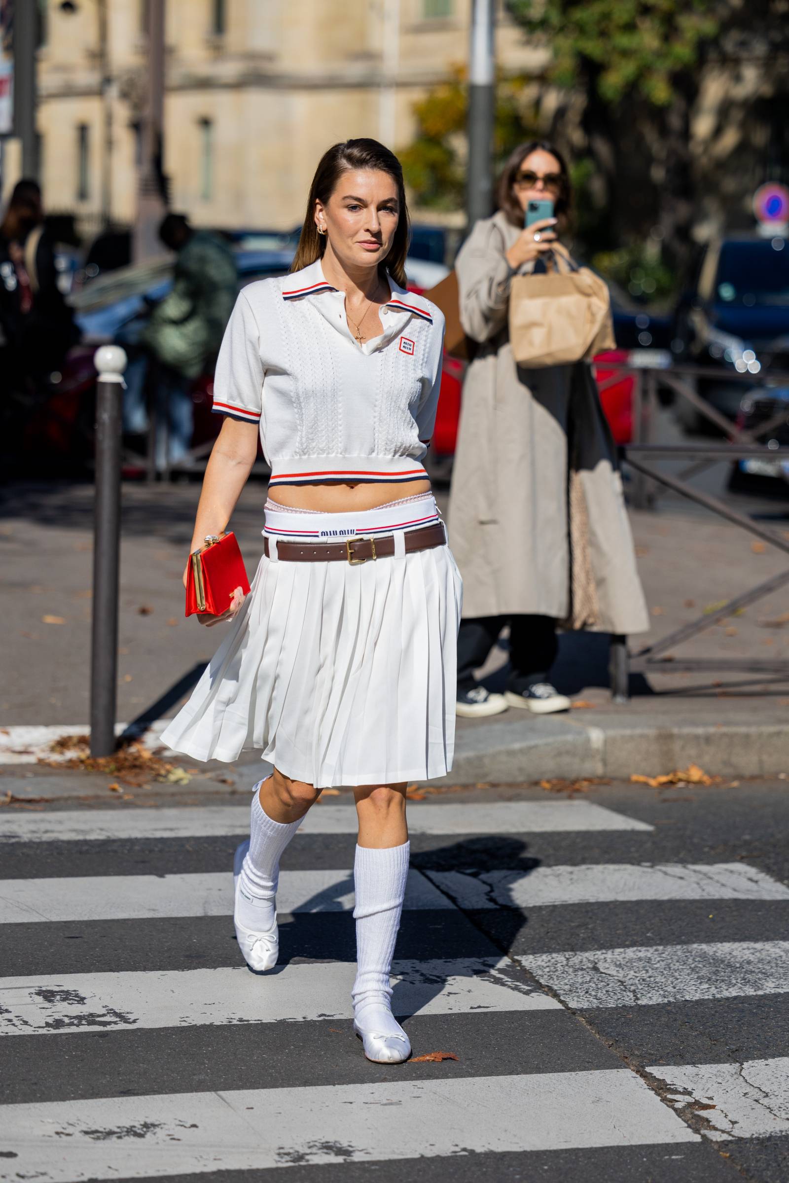 Camille Charriere w tota-looku Miu Miu / (Fot. Getty Images)