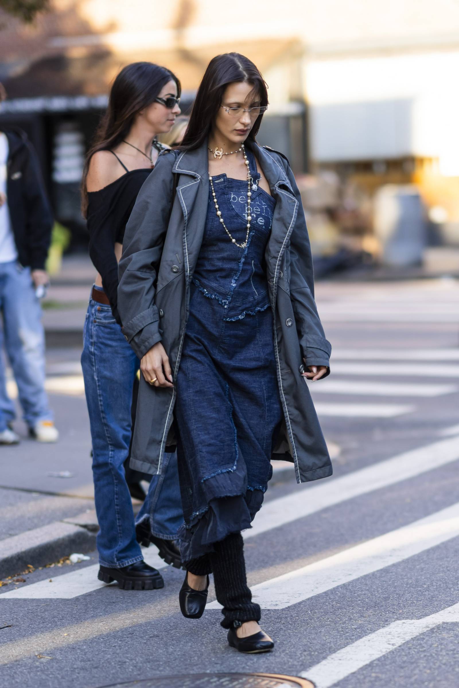 Bella Hadid w wełnianych getrach /(Fot. Getty Images)