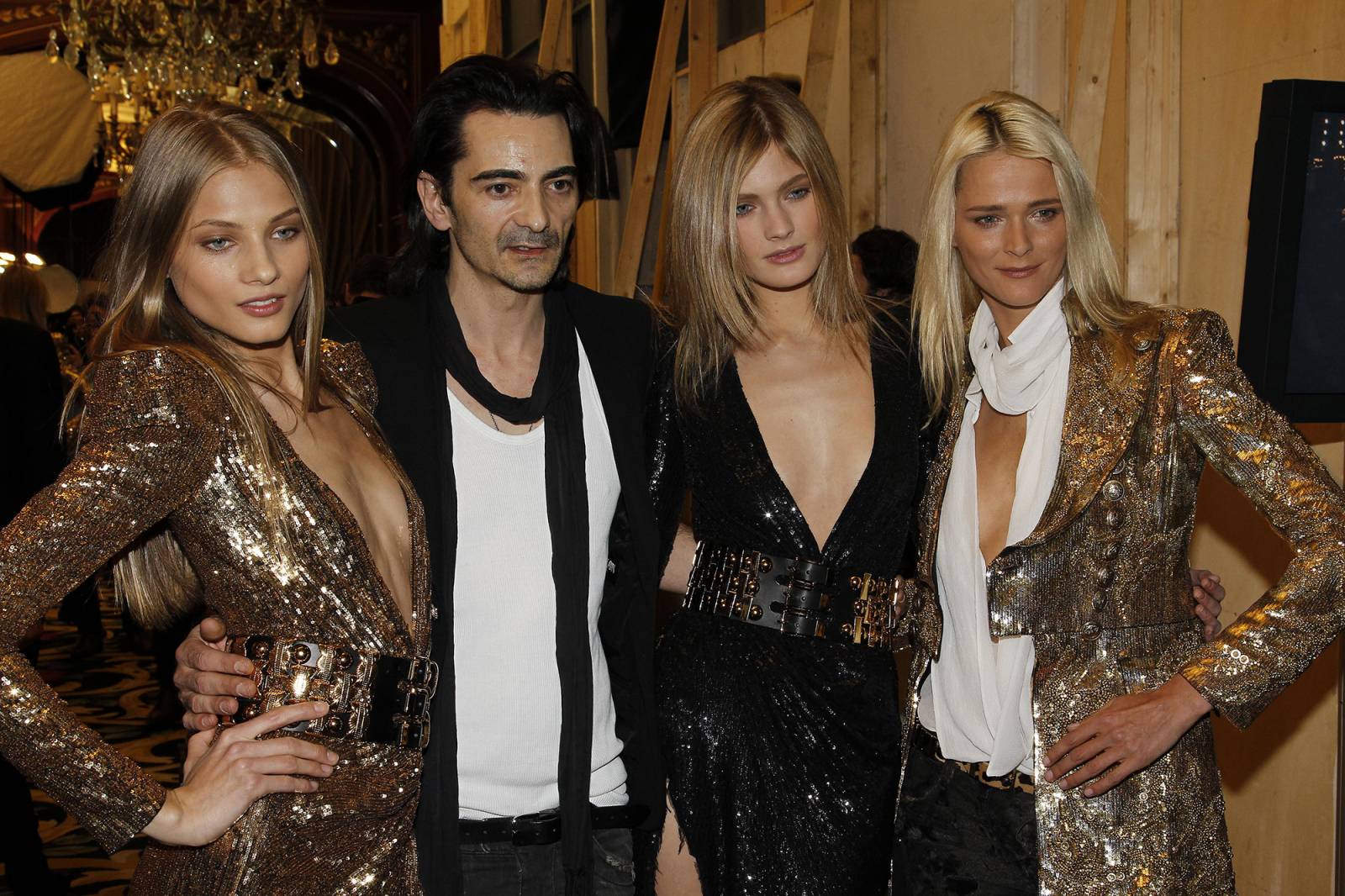 Christophe Decarnin za kulisami pokazu Balmain jesień-zima 2011-2012 (Fot. Michel Dufour/WireImage)