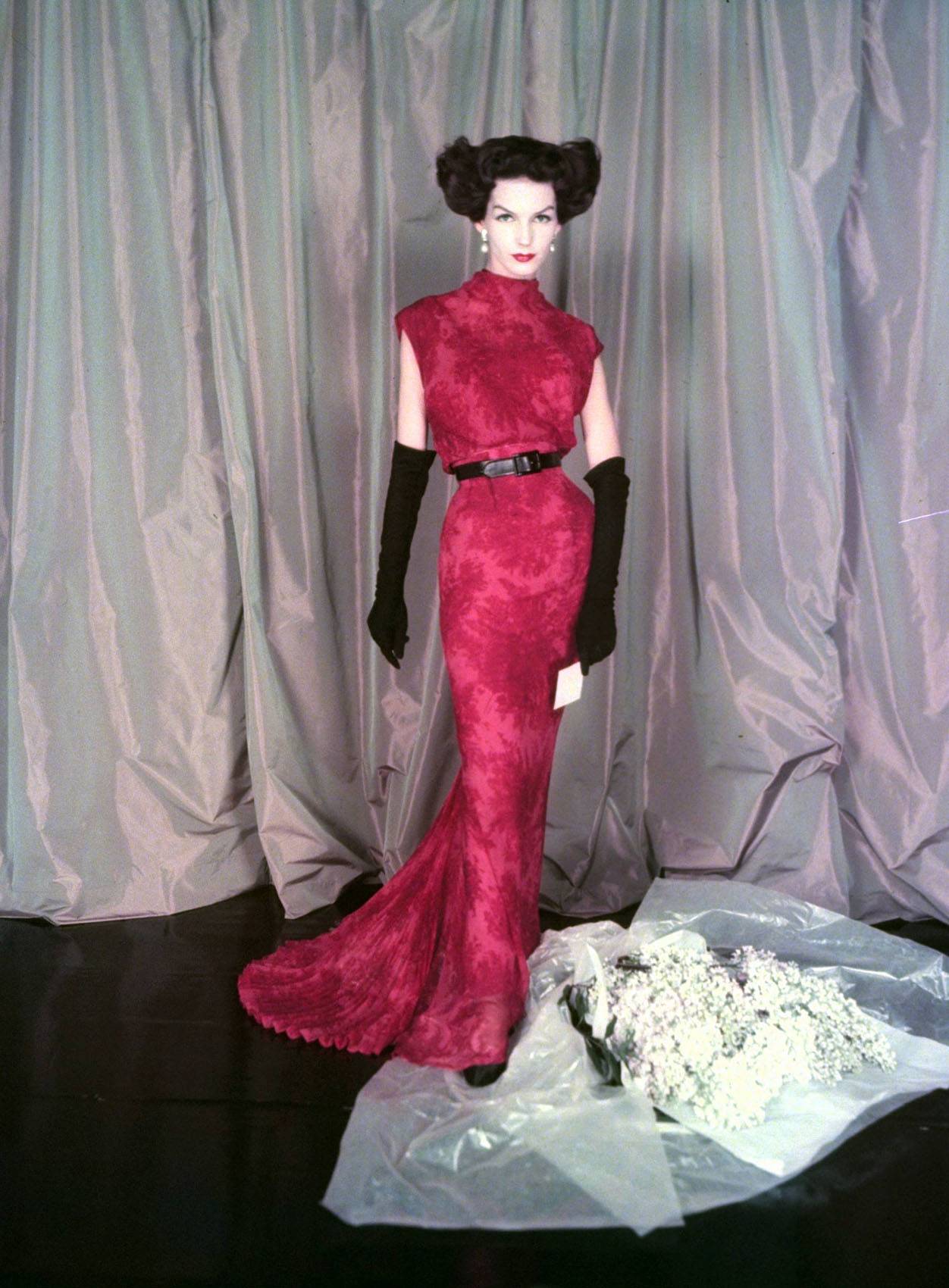 Modelka w sukni Balmain na łamach amerykańskiego Voguea, 1957 rok (Fot. Henry Clarke/Condé Nast via Getty Images)