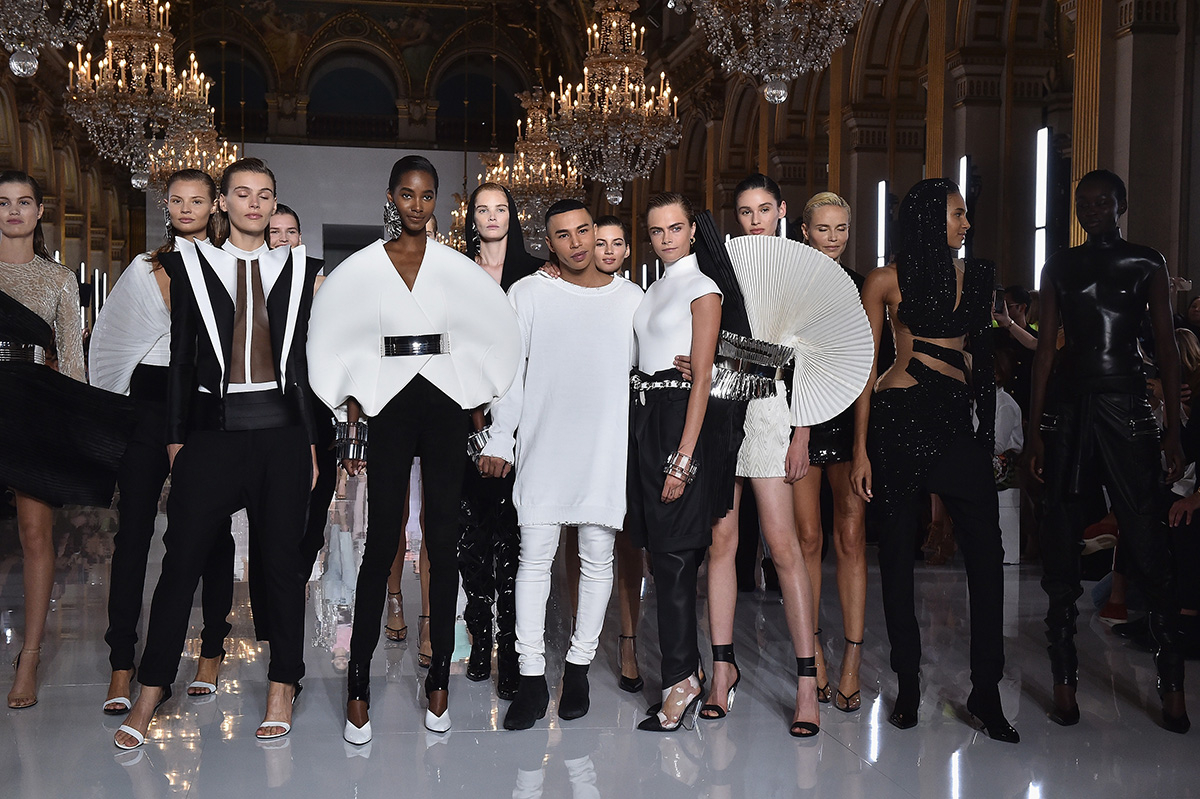 Olivier Rousteing z modelkami po pokazie