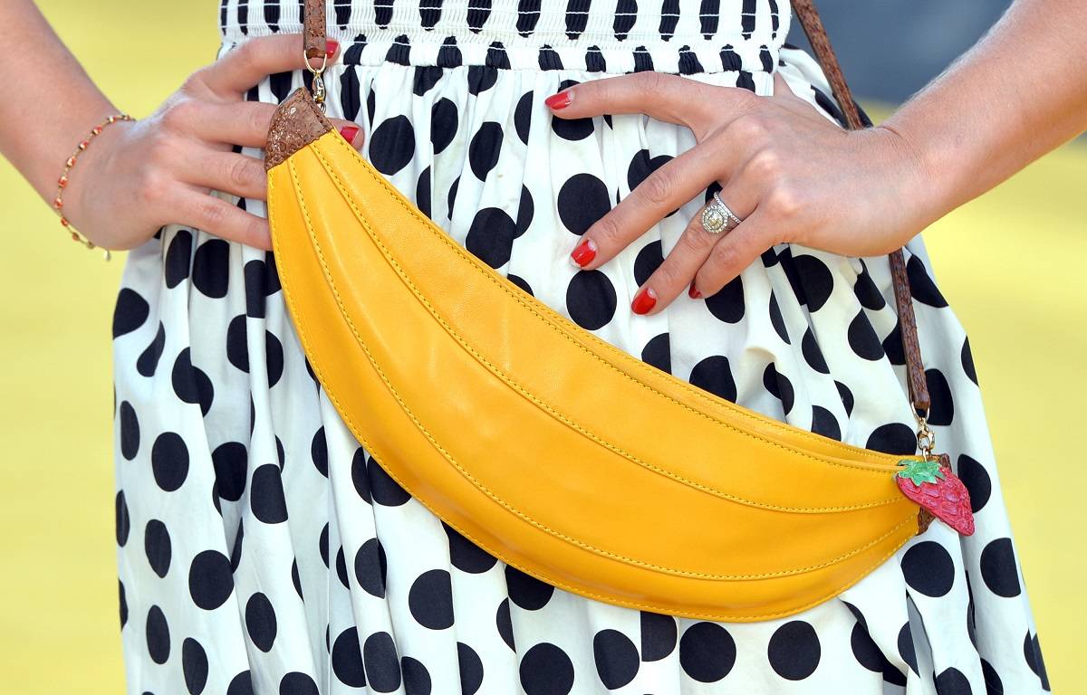 Bananowa torebka od Charlotte Olympii