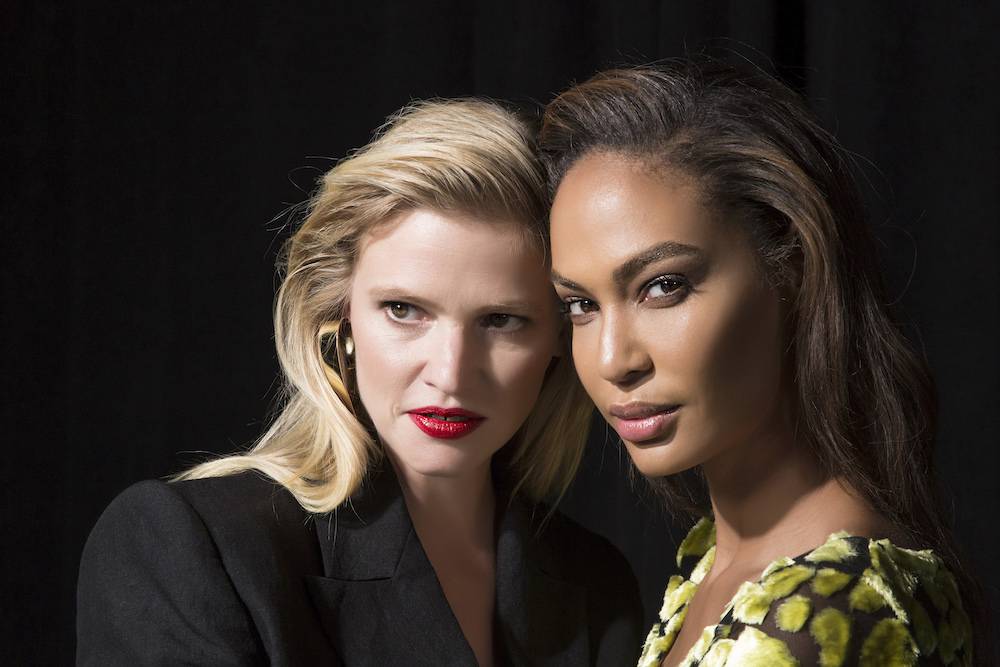 Lara Stone i Joan Smalls za kulisami pokazu Escada wiosna-lato 2019 (Fot. Imaxtree)