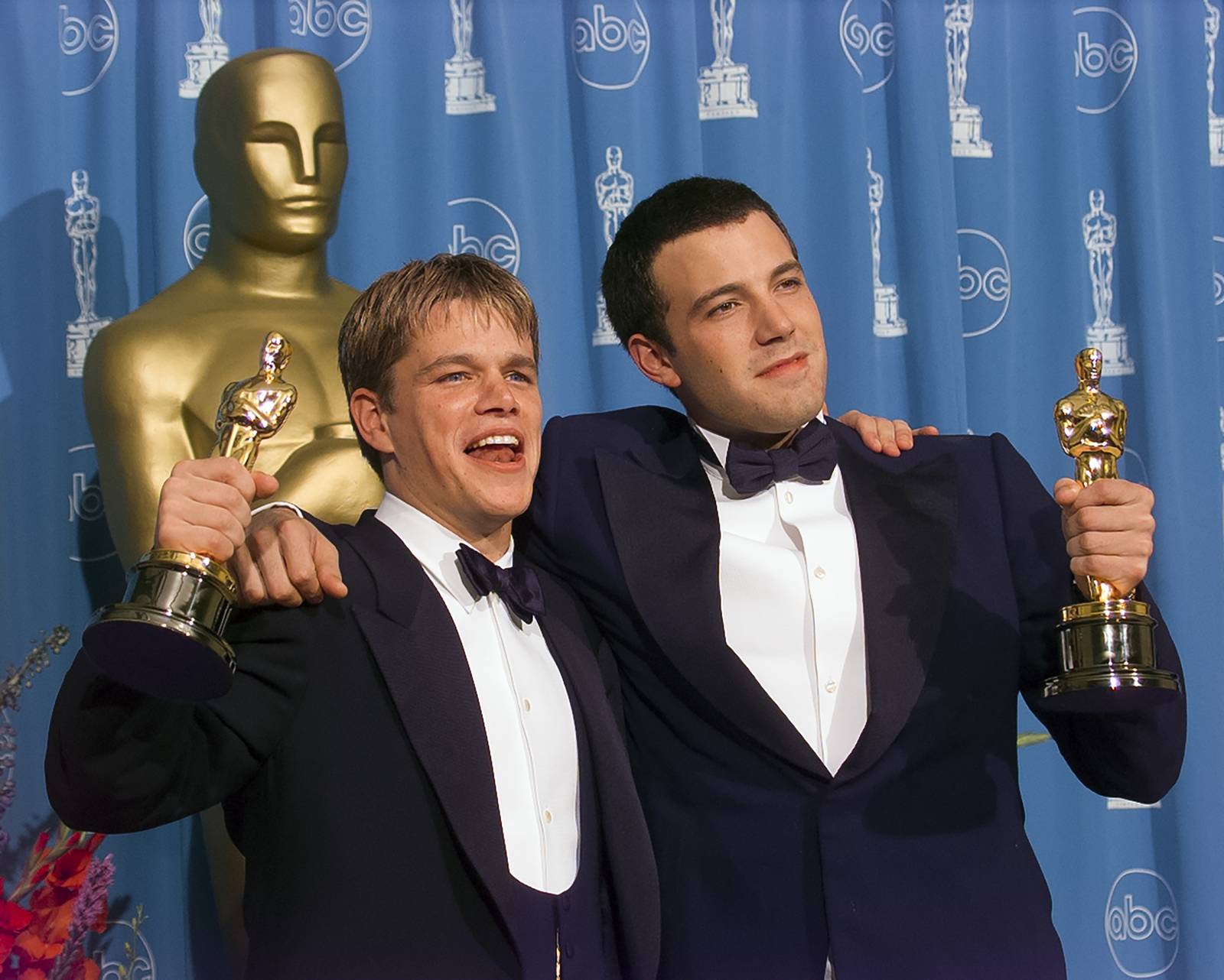 Matt Damon i Ben Affleck z Oscarami za scenariusz Buntownika z wyboru (Fot. Getty Images/Bob Riha, Jr.)