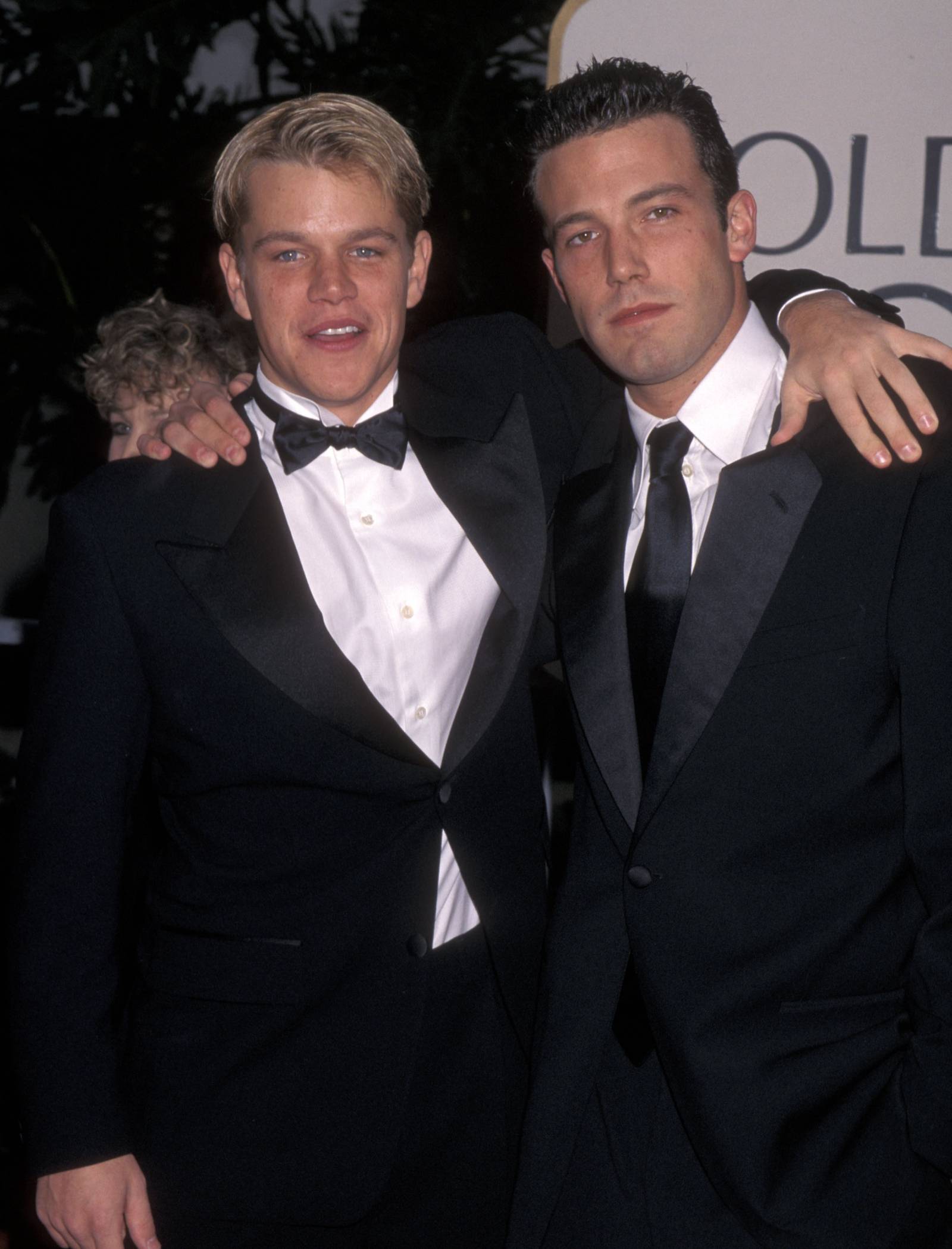 Matt Damon i Ben Affleck na gali rozdania Złotych Globów w 1998 roku (Fot. Ron Galella, Ltd./Ron Galella Collection via Getty Images)