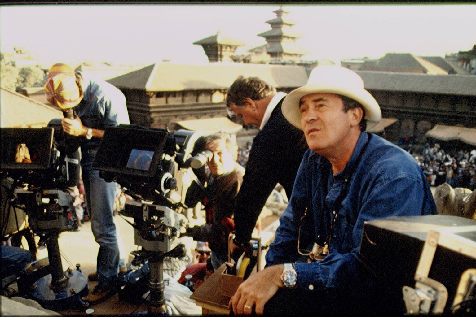 Bernardo Bertolucci na planie filmu „Mały Budda”, 1993 (Fot. Ronald Siemoneit / Contributor / Getty Images)