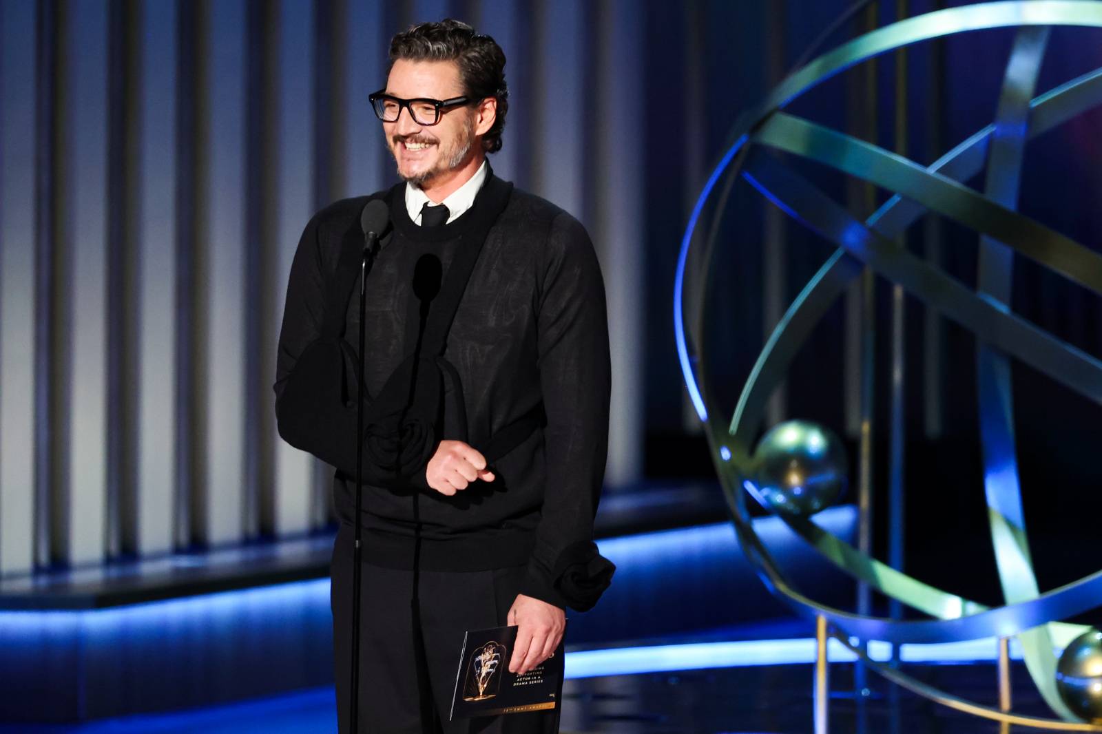 Pedro Pascal na ceremonii rozdania Emmy 2024 (Fot. Getty Images)