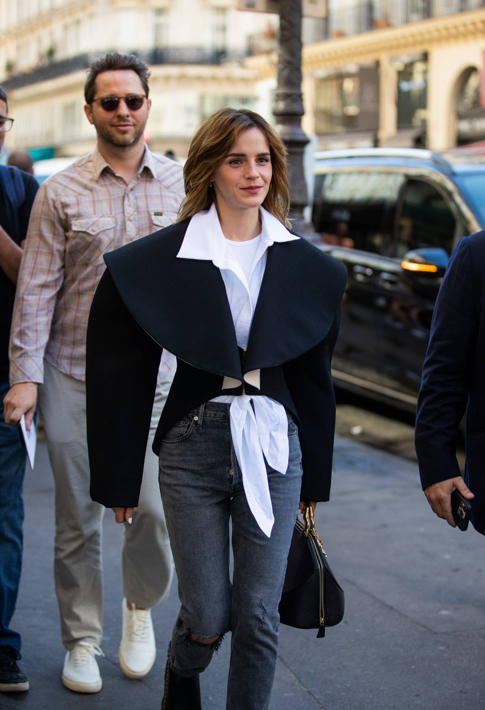 Emma Watson w awangardowym looku z białą koszulą / (Fot. Getty Images)
