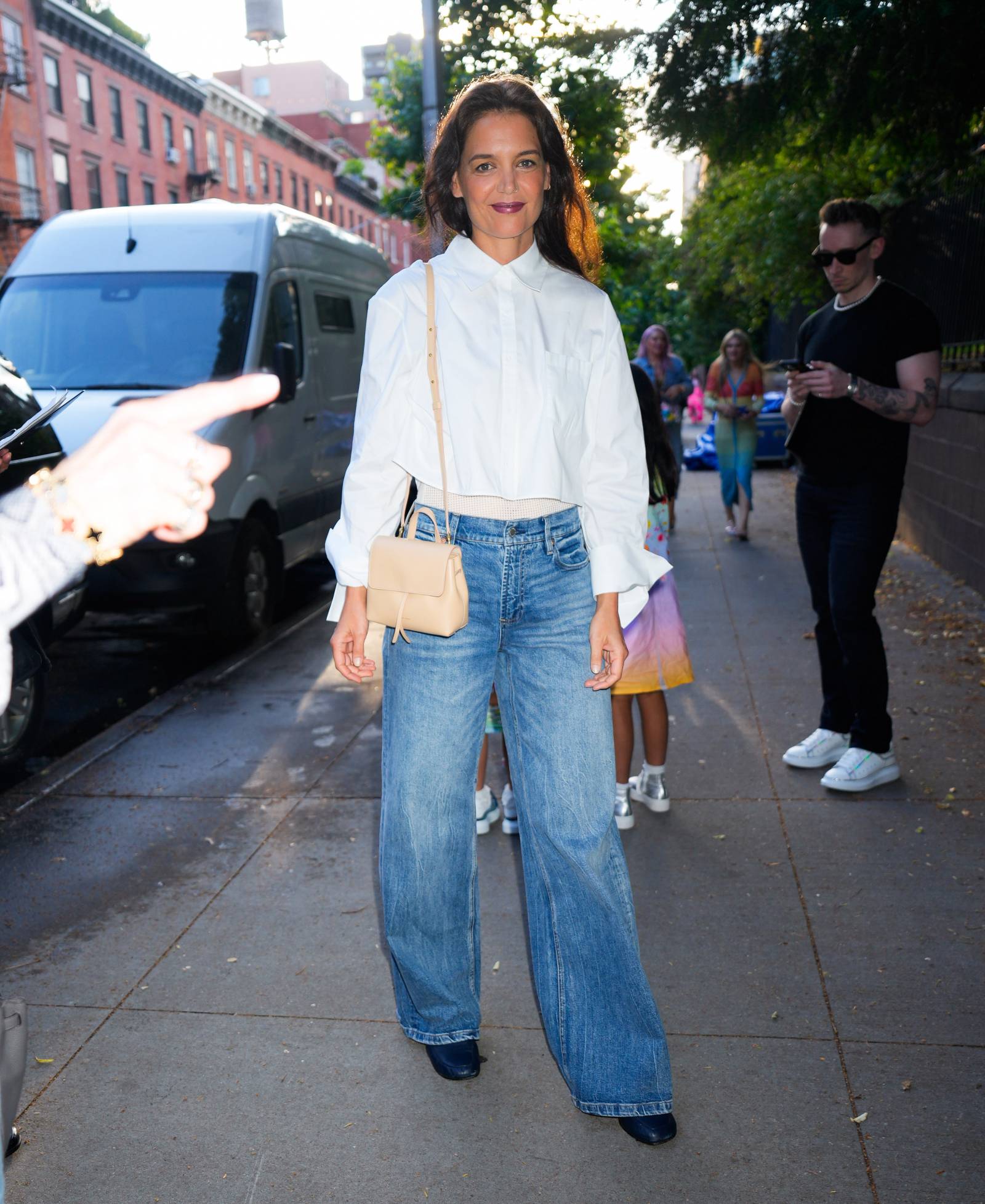 Katie Holmes w białej koszuli i jeansach z prostą nogawką / (Fot. Getty Images)