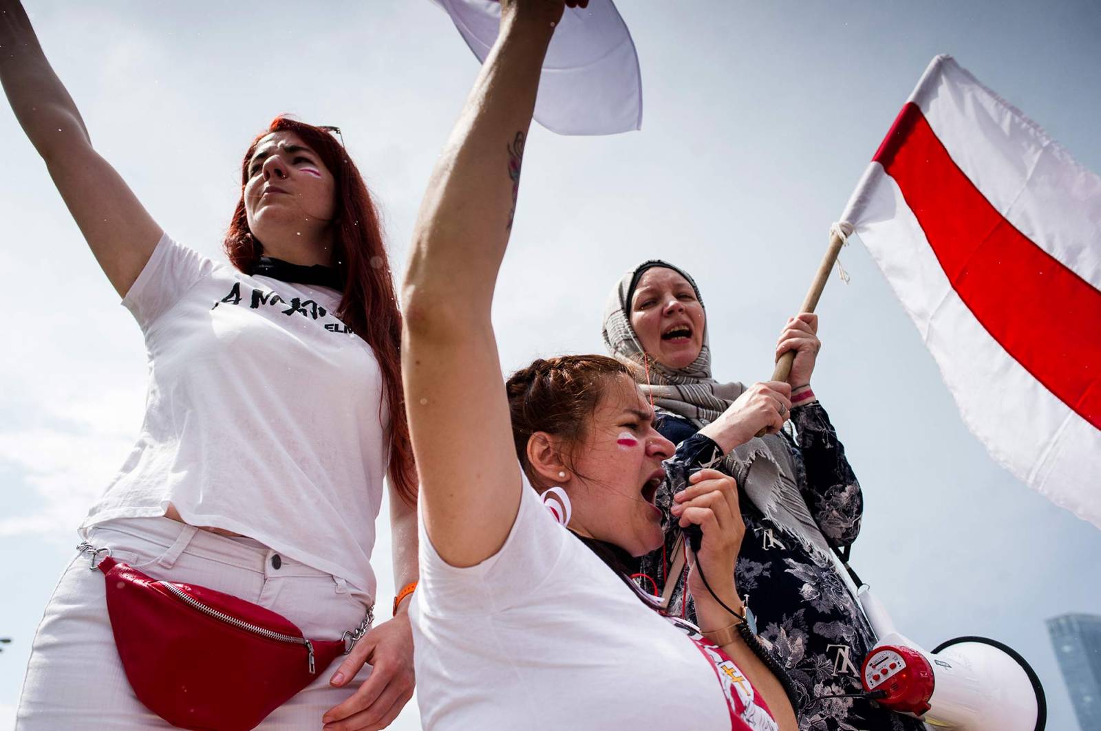 Poliki i Białorusinki w Warszawie wspierają protesty w Mińsku (Fot. Piotr Lapinski/NurPhoto via Getty Images)