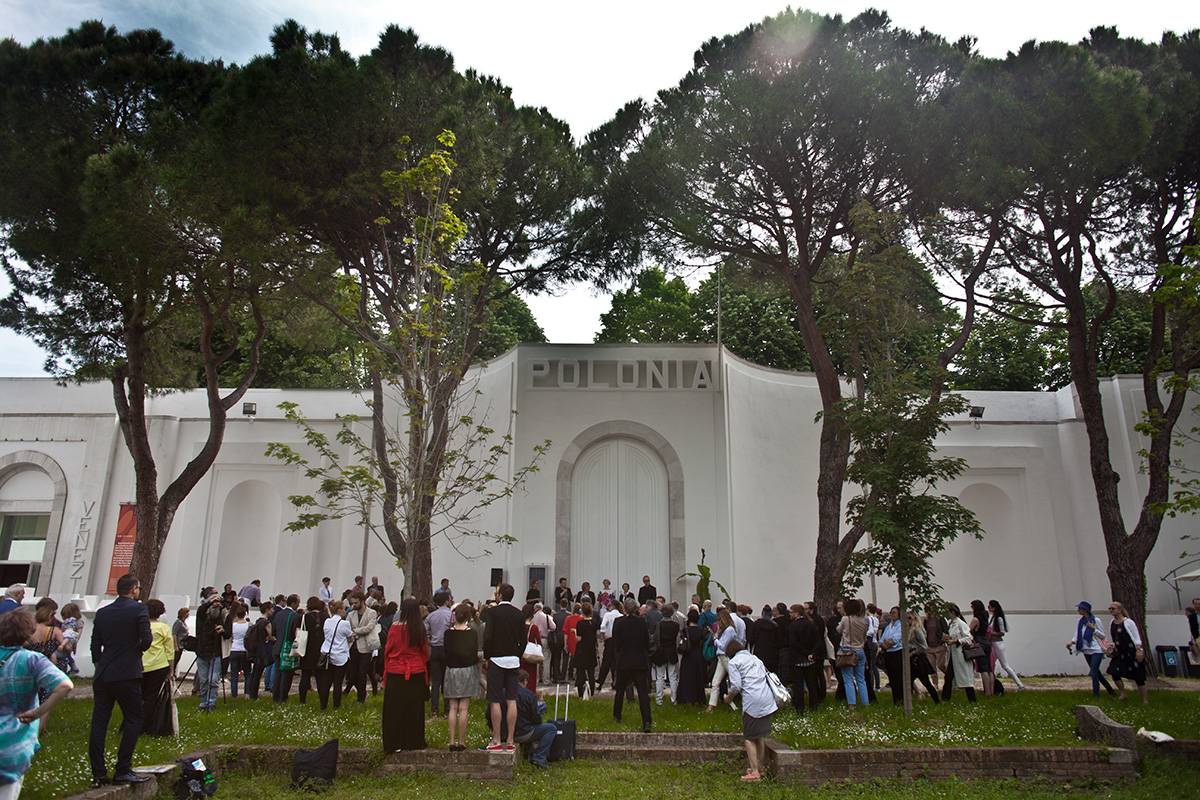 Biennale Sztuki (2015), otwarcie projektu Halka/Haiti. 18°4805N 72°2301W. Po lewej fragment pawilonu Wenecji, po prawej – Rumunii