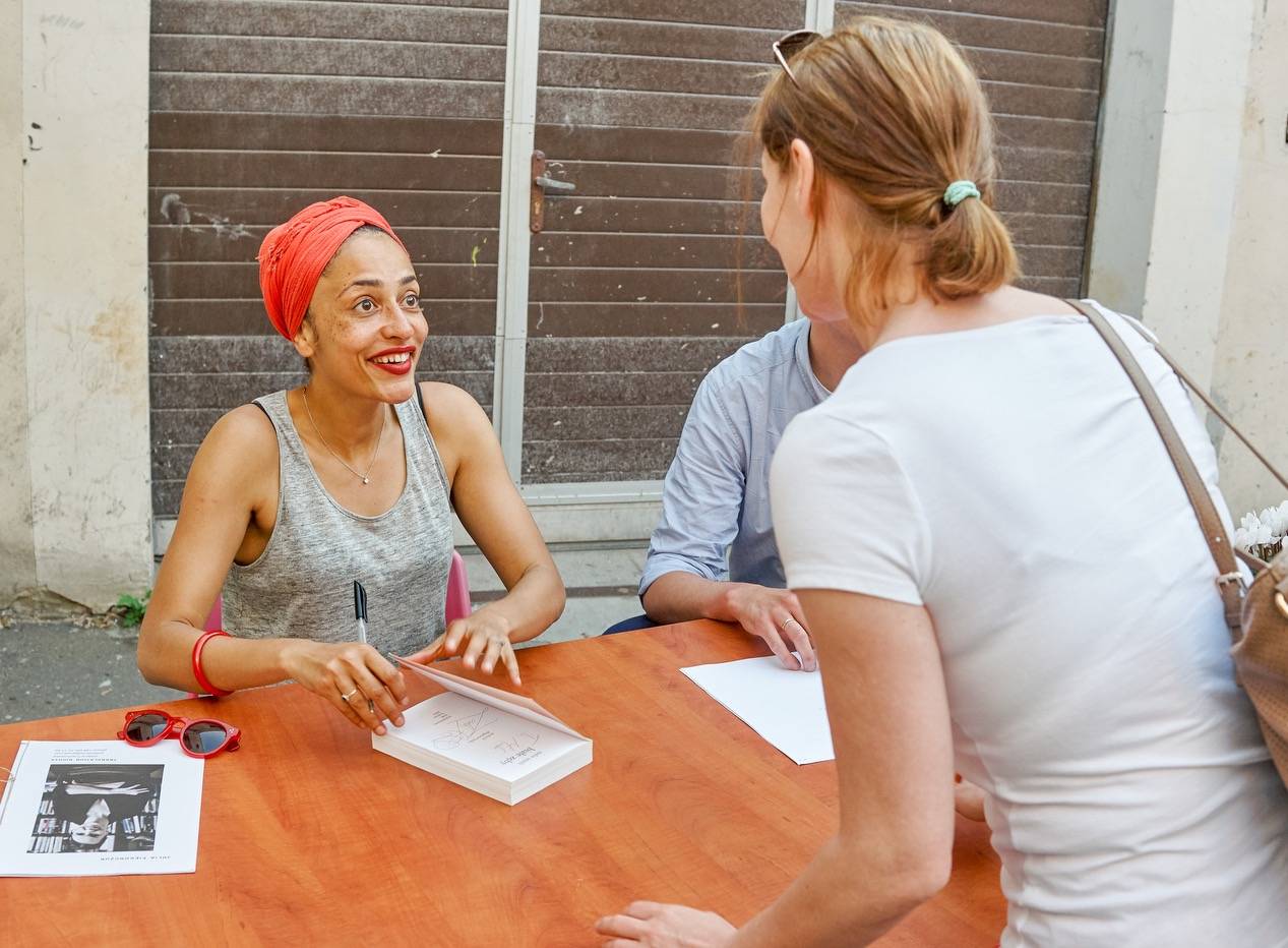 Zadie Smith rozdaje autografy na Big Book Festival 2015 /(Fot. materiały prasowe)