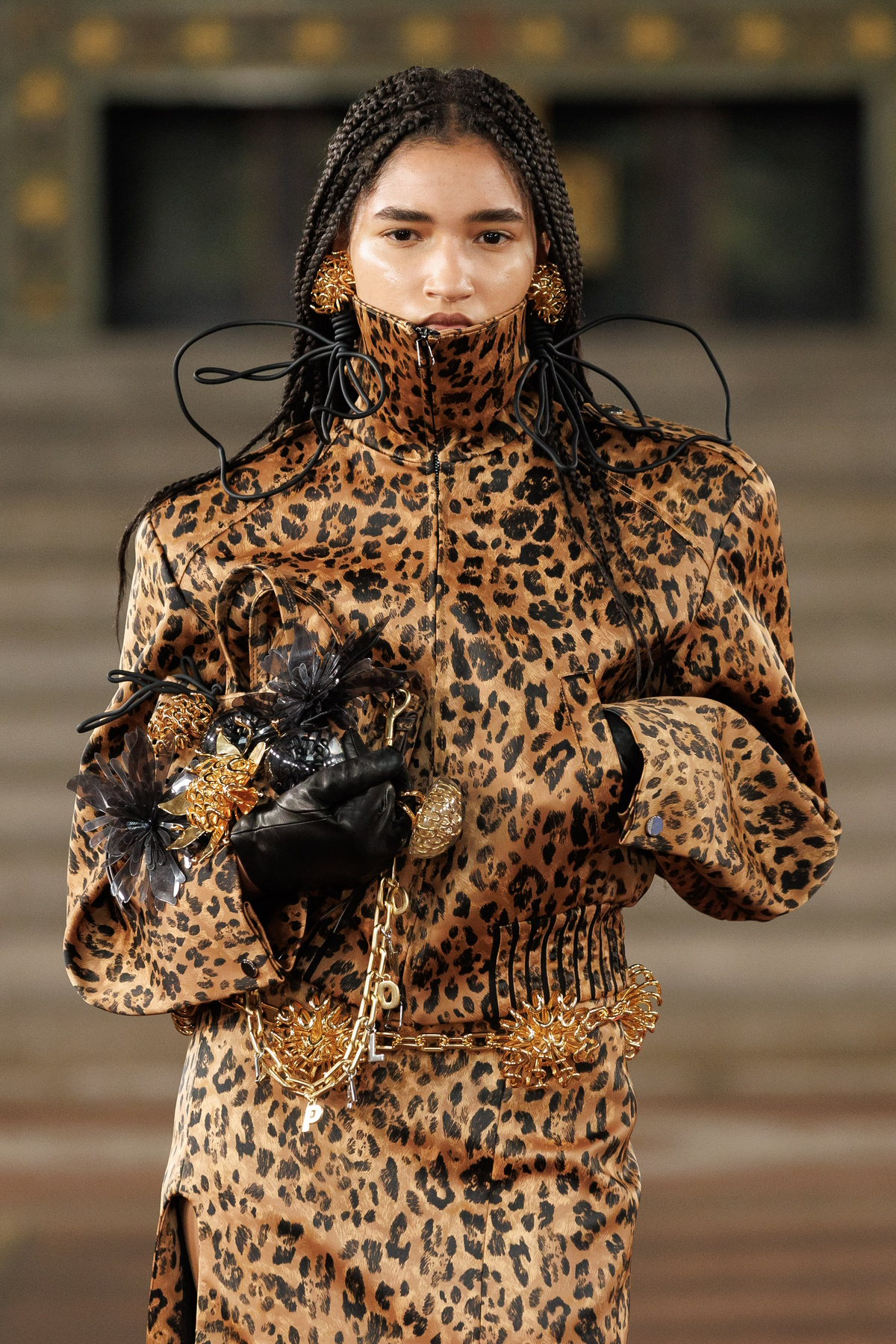 Modelka w stylizacji z kolekcji kolaboracji marek Bimba y Lola i Palomo Spain, ubrana w leopardowy wzór.