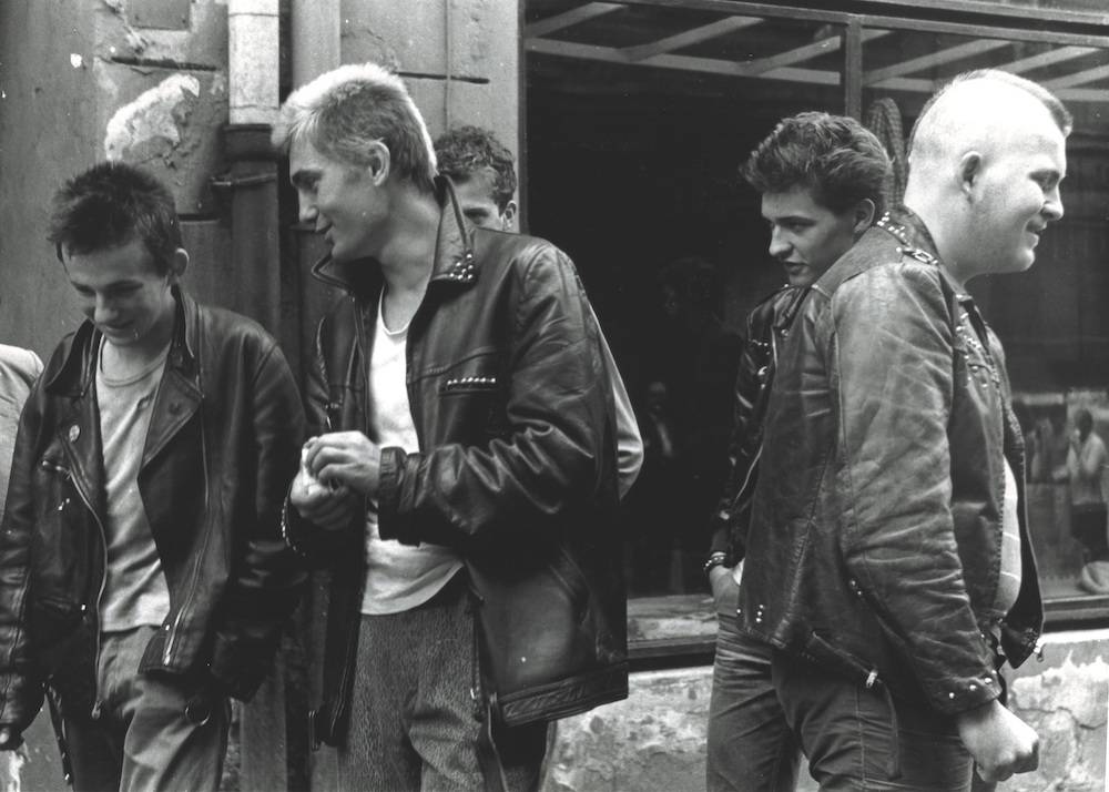 Piżmak i Gutek, fani Dezertera, 1982 rok, Warszawa, w drodze do Torunia (Fot. Anna Lyons) 