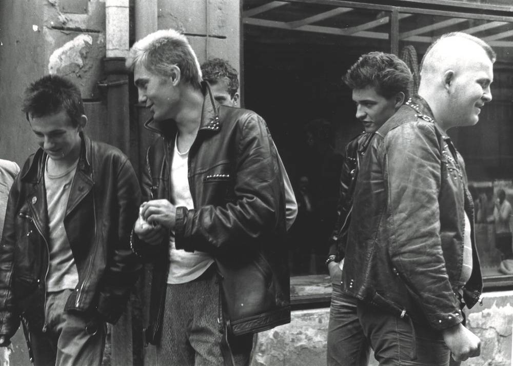 Piżmak i Gutek, fani Dezertera, 1982 rok, Warszawa, w drodze do Torunia (Fot. Anna Lyons)