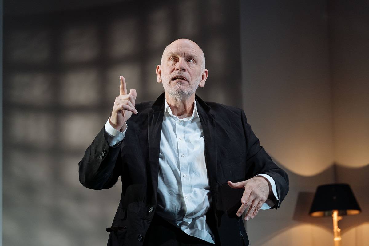 John Malkovich (Barney Fein)