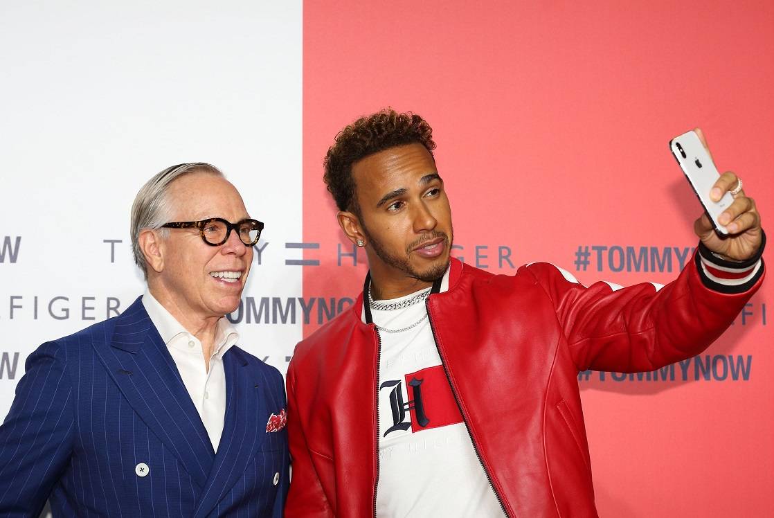 Tommy Hillfiger i Lewis Hamilton na prezentacji linii Tommy Icons w Tokio