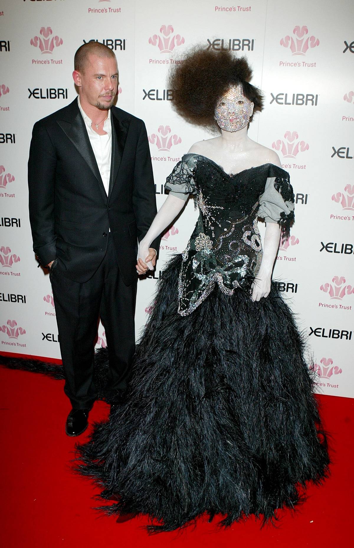 Björk i Alexander McQeen na koncercie Fashion Rocks,