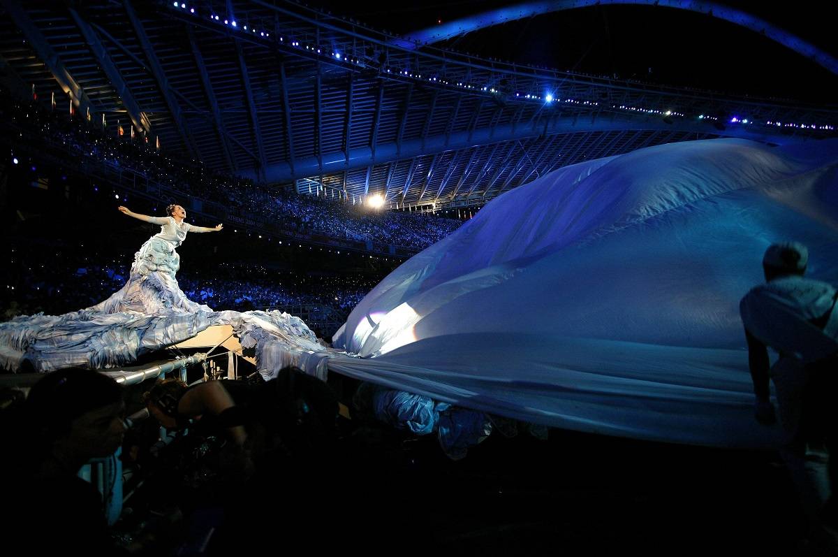 Björk w sukni Sophii Kokosalaki, otwarcie Igrzysk Olimpijskich w Atenach, 2004