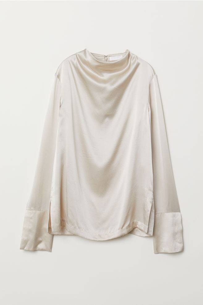 Jedwabna bluzka H&M, przeceniona o 20 proc., pierwotna cena: 399 zł (Fot. materiały prasowe)