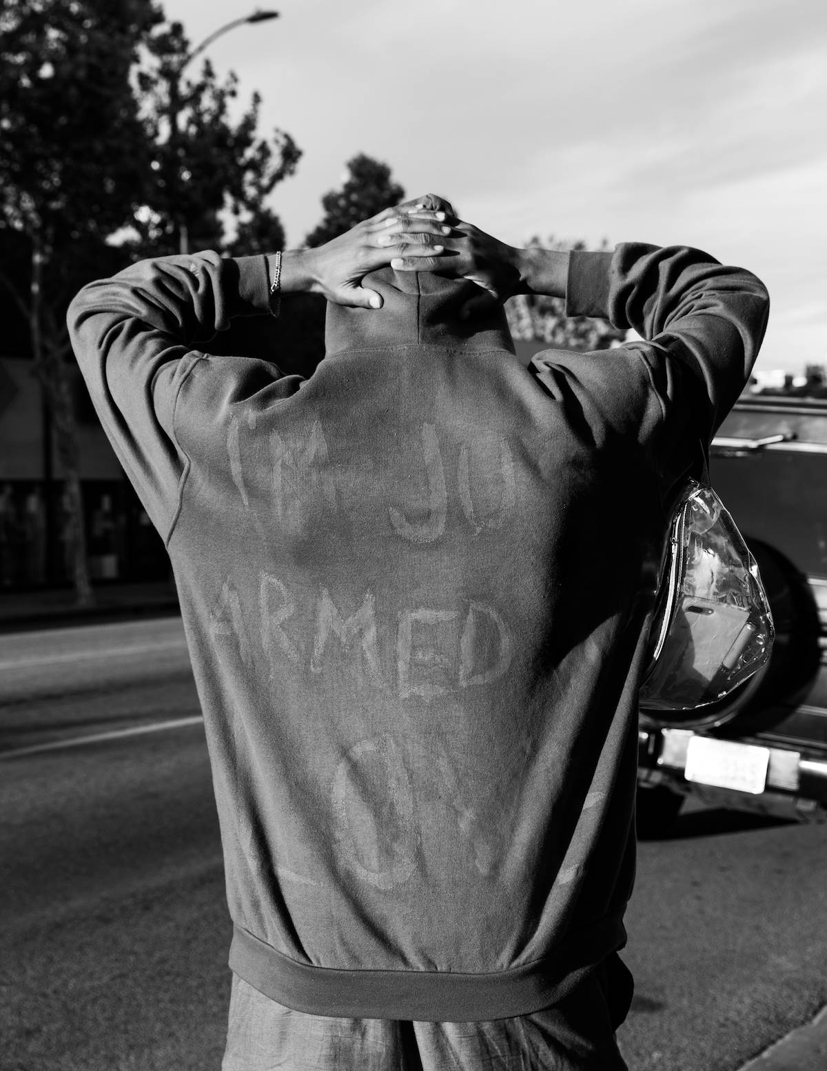 30 maja 2020 r. Pokojowy protestant w bluzie z napisem „Jestem uzbrojony tylko w miłość”, Los Angeles (Fot. Alexis Hunley)