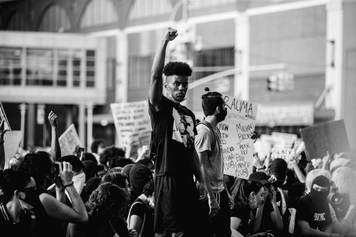 30 maja 2020 r. Młody mężczyzna unosi zaciśniętą pięść w geście solidarności z protestującymi w Nowym Jorku (Fot. Anthony B Geathers)