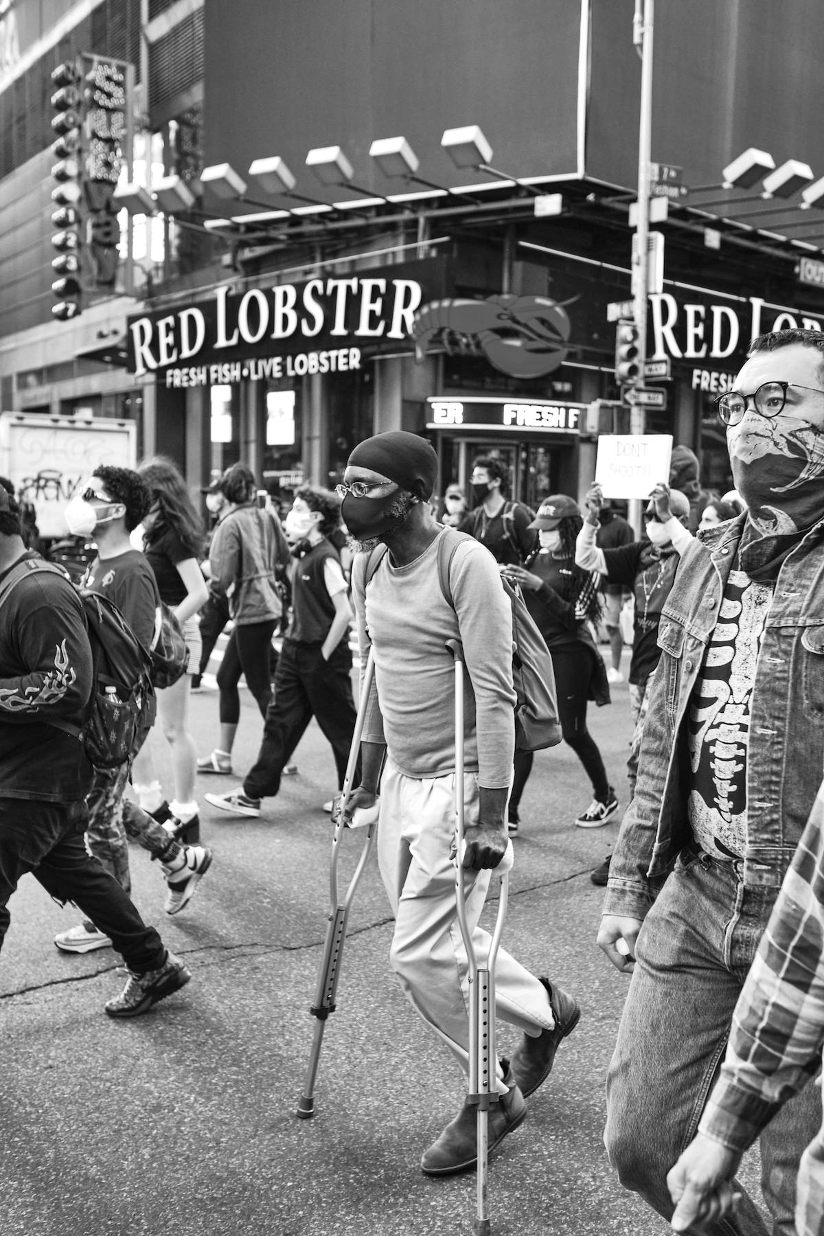 31 maja 2020 r. Mężczyzna maszeruje o kulach podczas protestów w Nowym Jorku (Fot. James Barnes)