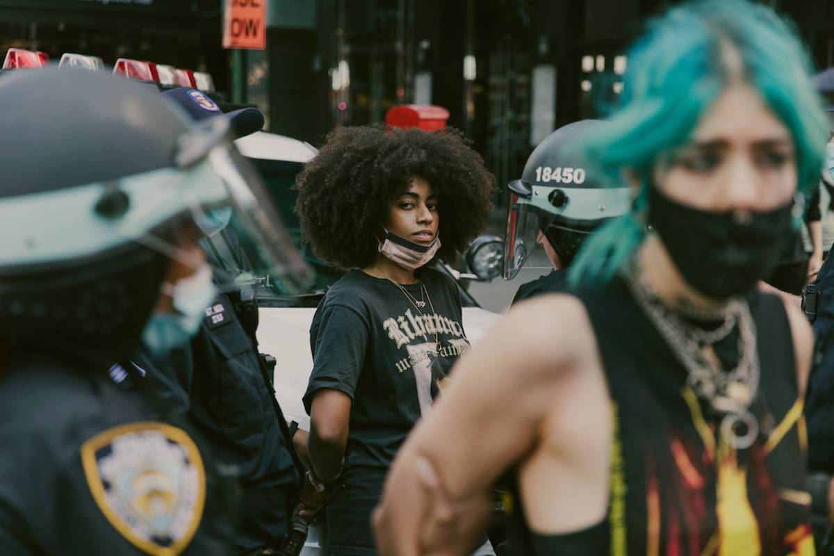 30 maja 2020 r. Ria Foye zostaje aresztowana podczas pokojowego protestu na Times Square w Nowym Jorku. (Fot. Mark Clennon)