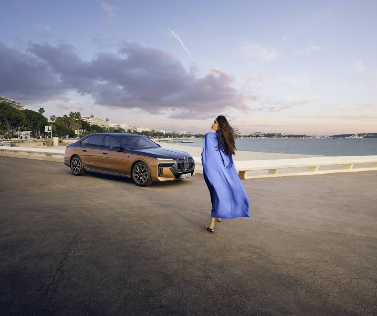 BMW po raz drugi podbija Cannes: Elektryki marki dla aktorów i VIP-ów. BMW pokazał w Cannes najnowsze modele aut elektrycznych, luksusowe hybrydy, pierwszą morską łódź elektryczną oraz film, w którym wystąpił BMW i7 M70 xDrive.