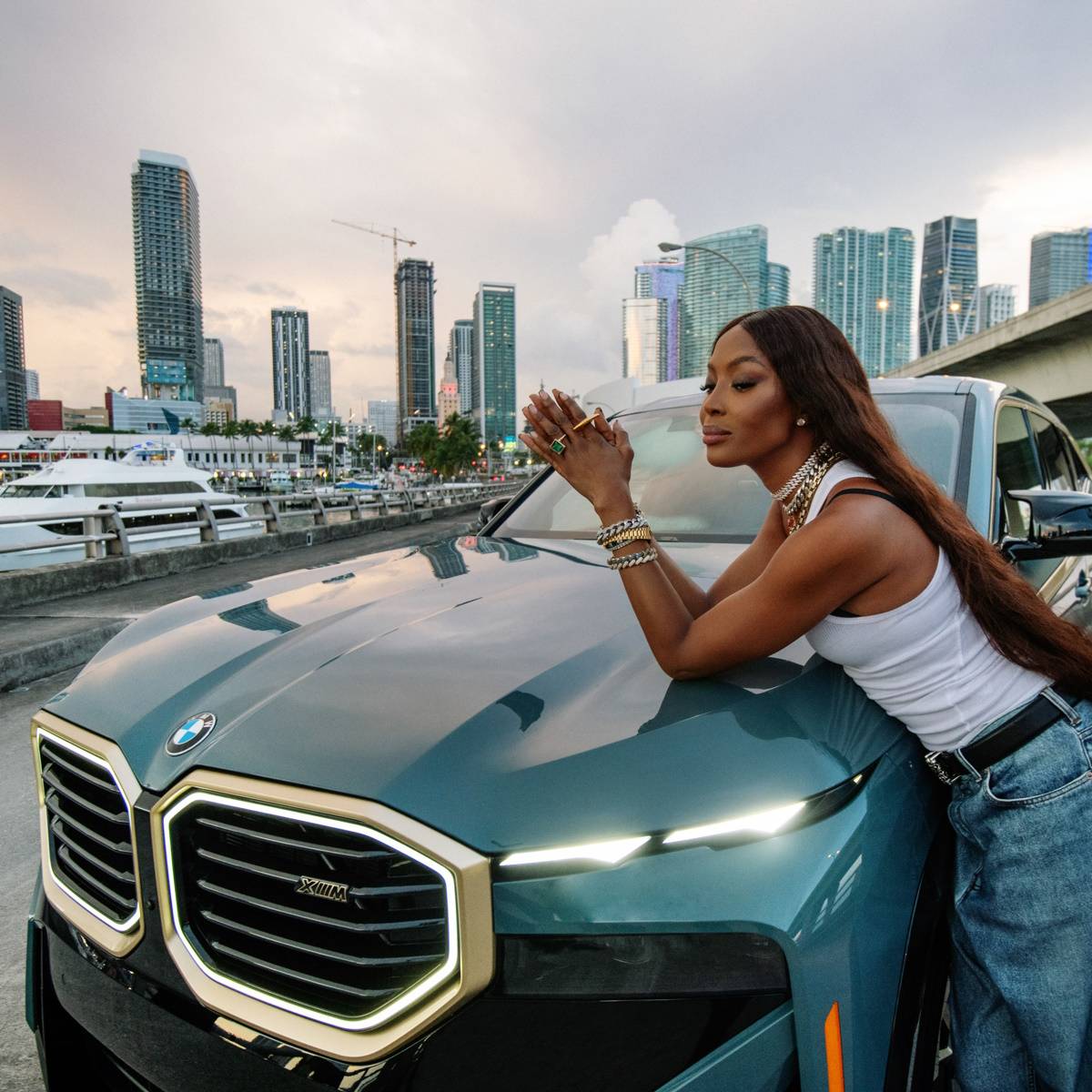 Naomi Campbell kreatywną partnerką nowej hybrydy BMW XM. Naomi Campbell od lat odważnie podąża własną drogą. Jej życiowe motto towarzyszy też promocji nowego BMW XM. Właśnie została kreatywną partnerką marki.