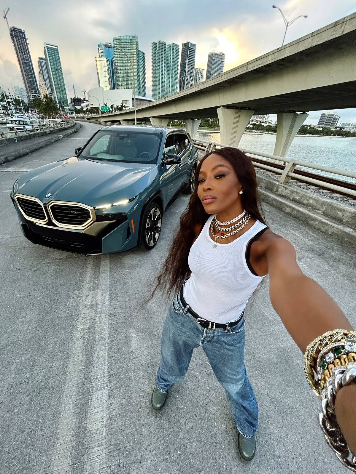 Naomi Campbell kreatywną partnerką nowej hybrydy BMW XM. Naomi Campbell od lat odważnie podąża własną drogą. Jej życiowe motto towarzyszy też promocji nowego BMW XM. Właśnie została kreatywną partnerką marki.