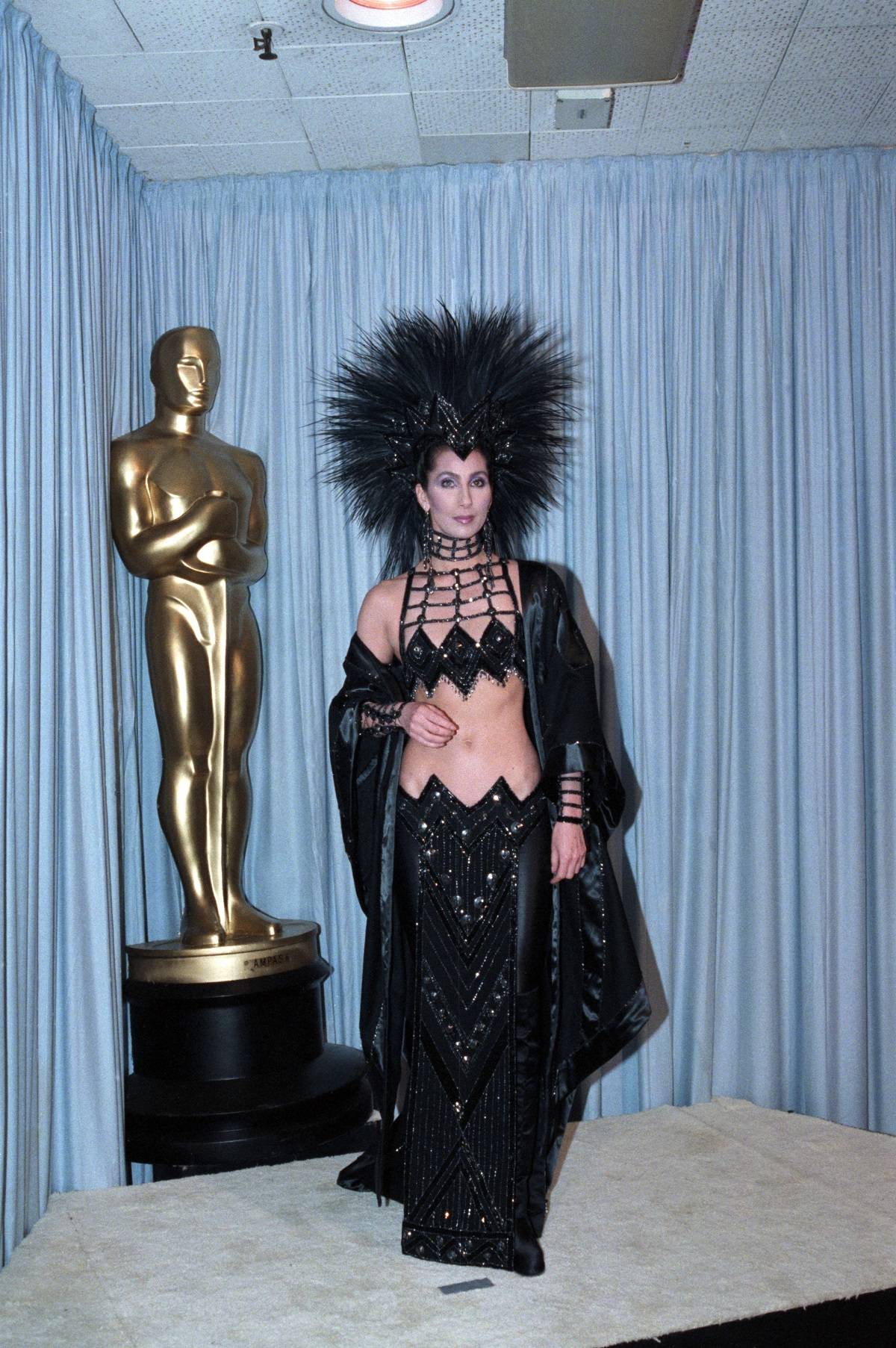 Cher w kreacji Mackiego na rozdaniu Oscarów, 1986 rok