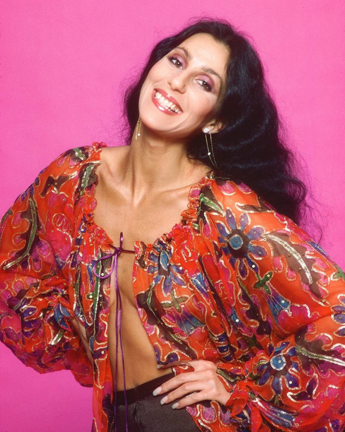 Cher w bluzce projektu Mackiego, 1977 rok