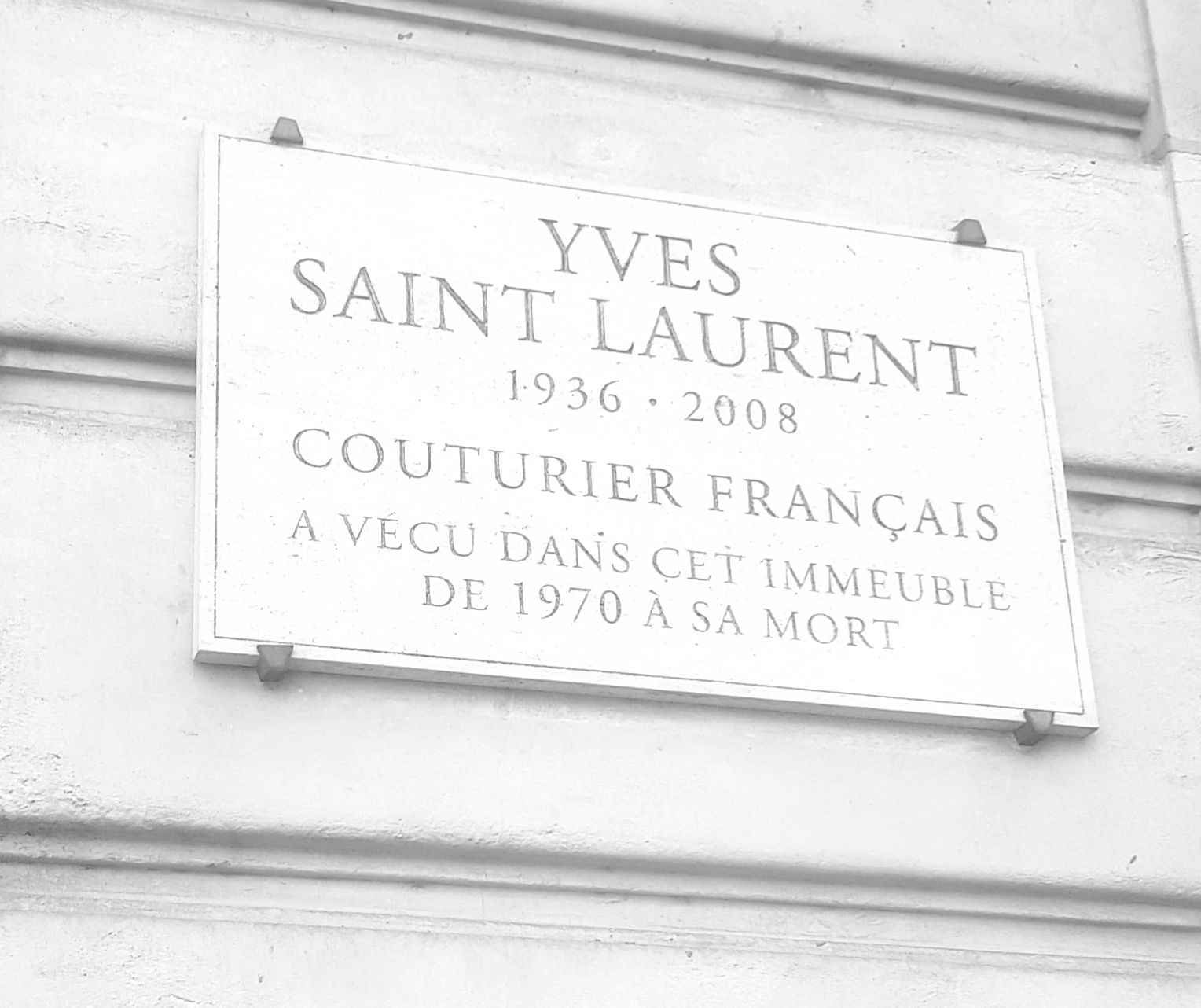 Tablica pamiątkowa na budynku, w którym mieszkał Yves Saint Laurent, Fot. Szymon Bobrowicz