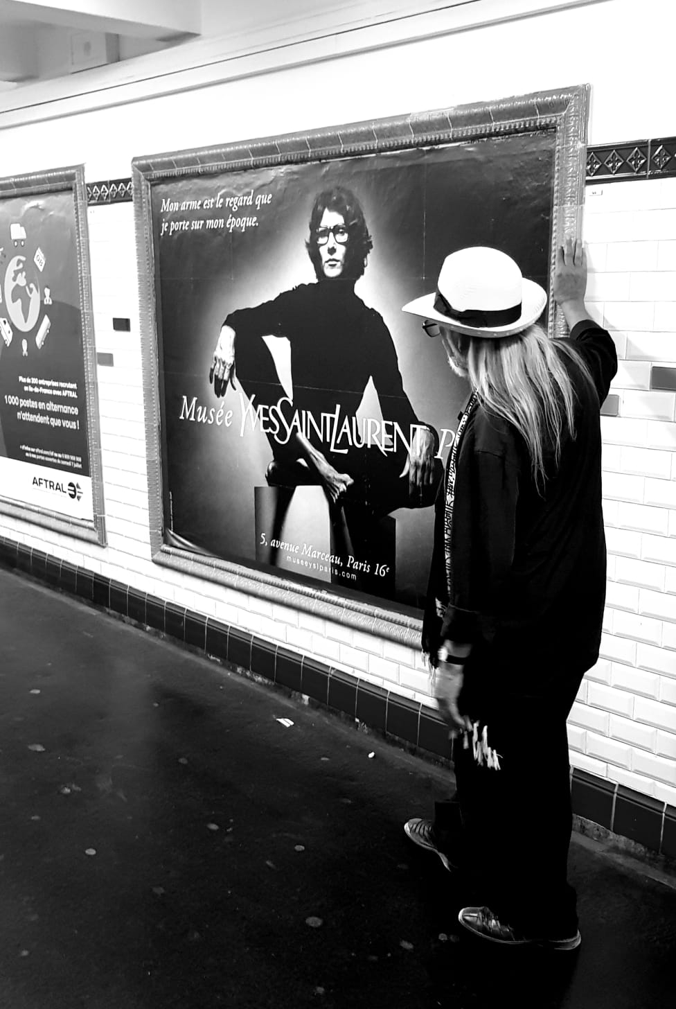 Jerzy Antkowiak w metrze na tle plakatu reklamującego Muzeum Yves Saint Laurenta, Fot. Szymon Bobrowicz