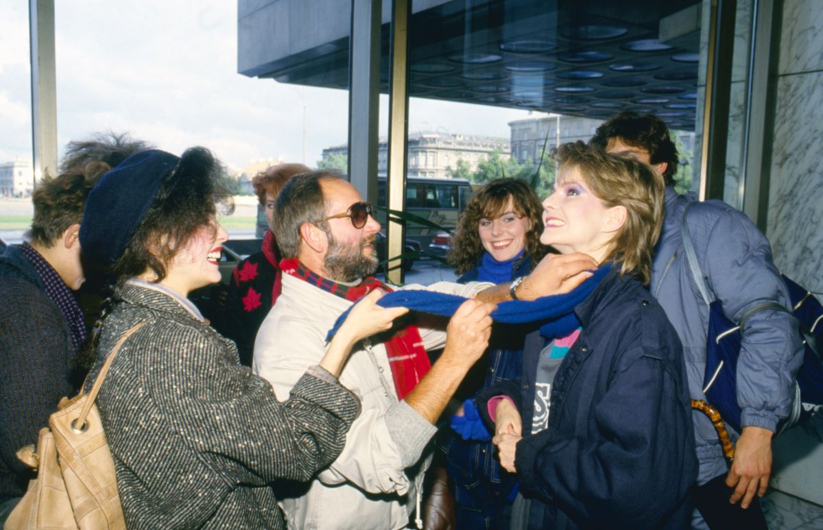 Projektant Mody Polskiej Jerzy Antkowiak w otoczeniu modelek, hotel Wiktoria, Warszawa, 01.09.1985. (Fot. Wojtek Laski, EAST NEWS)