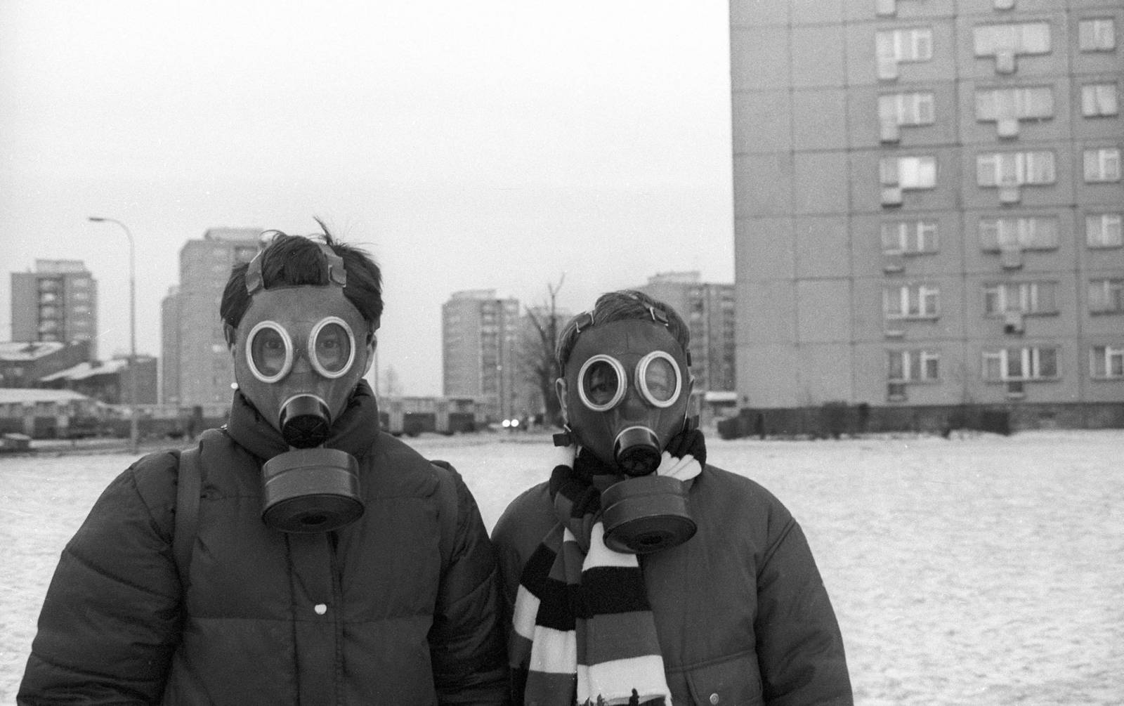 Młodzież w maskach gazowych na warszawskich Stegnach, koniec lat 80. (Fot. E. Oyrzanowska / East News)