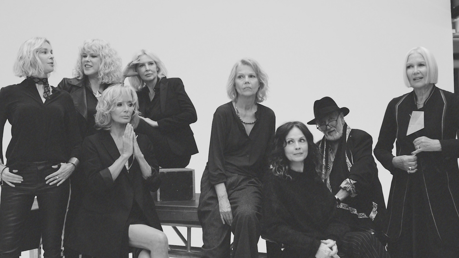 Od lewej: Małgorzata Brochocka, Joanna Dark, Anna Starak, Bogna Sworowska, Małgorzata Butowtt, Małgorzata Niemen, Jerzy Antkowiak, Elżbieta Grabacz (Fot. Kadr z filmu)