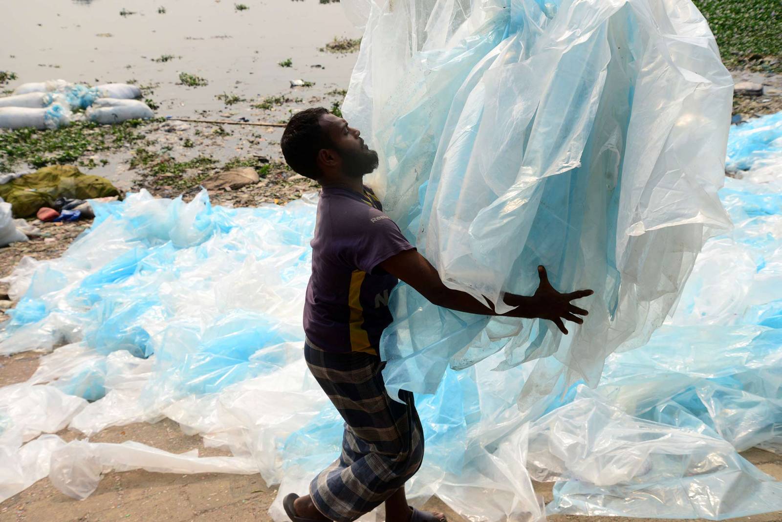 Zbieranie plastiku, Bangladesz (Fot. Mamunur Rashid/NurPhoto via Getty Images)