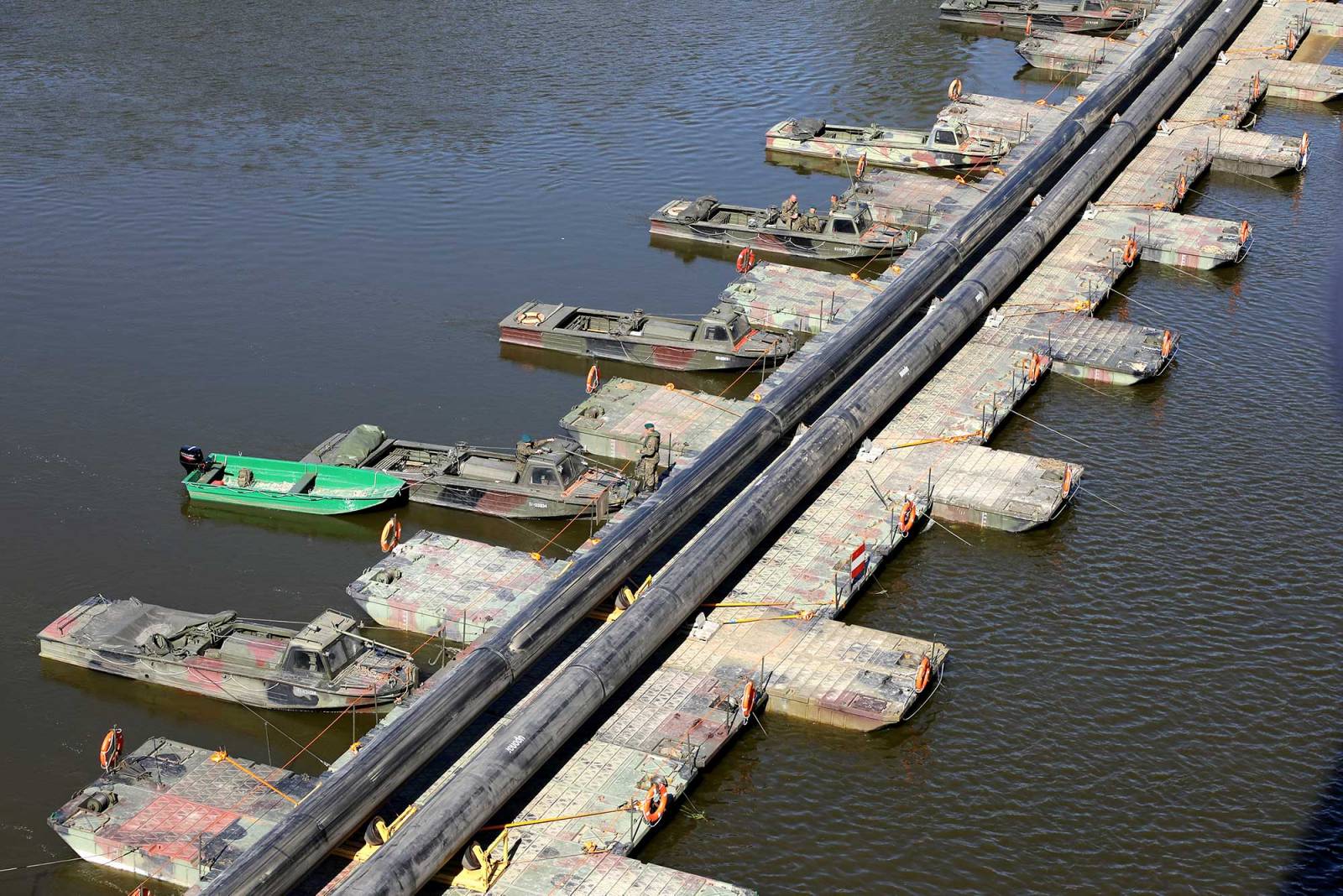 Budowa mostu pontonowego na Wiśle, na którym zbudowano tymczasowy rurociąg..(Fot. Jan Bielecki/East News)