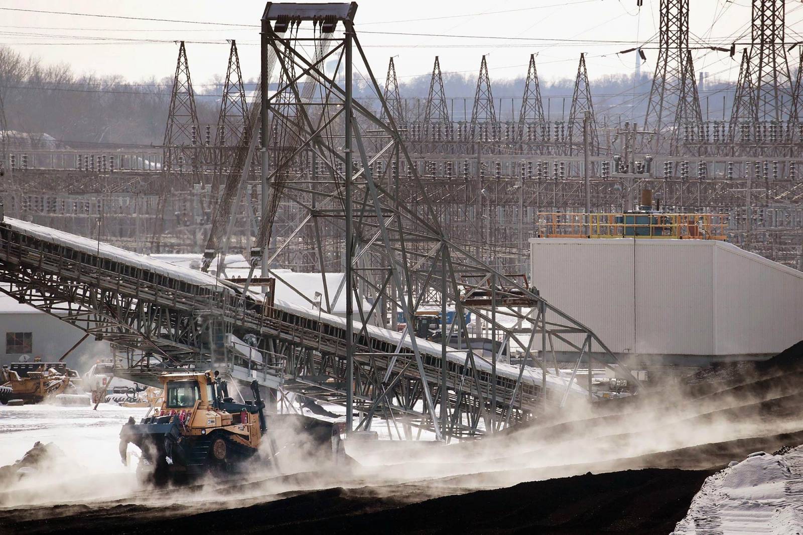 Robotnicy transportują węgiel zasilający elektrownię, Romeoville, Illinois (Scott Olson / Staff /Getty Images)