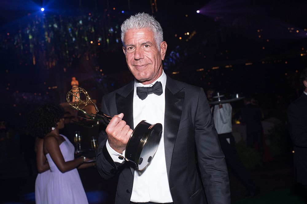 Anthony Bourdain z nagrodą Emmy (Fot. Emma McIntyre, Getty Images)