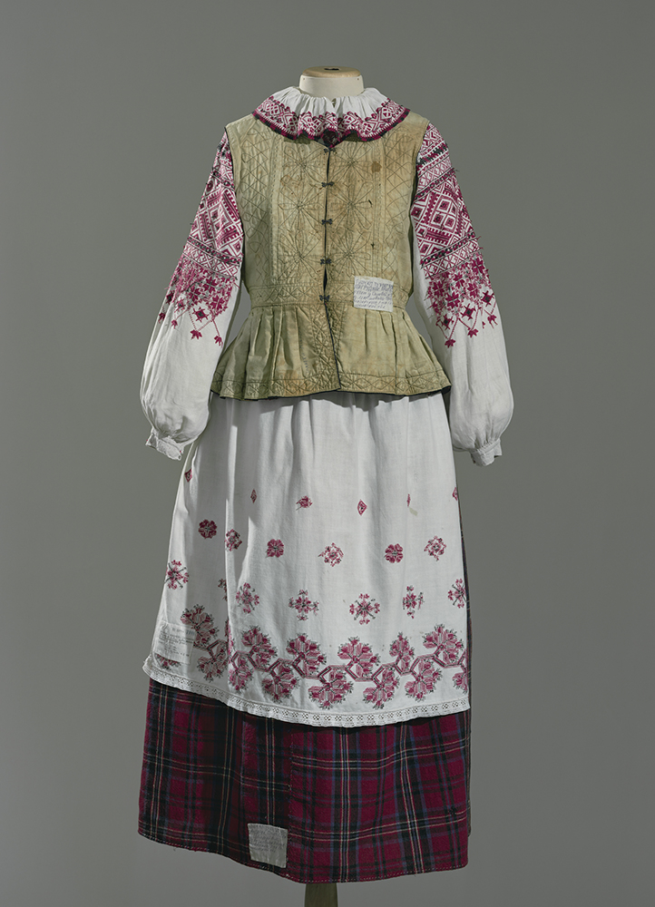 Narodowy kostium białoruski, rejon kalinkowicki XX wiek, Narodowe Muzeum Historyczne Republiki Białoruś w Mińsku, 140cmx190cm, 2016