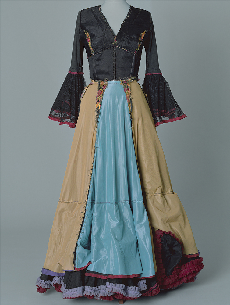 Romska suknia estradowa, lata 50. XX wieku, Muzeum Etnograficzne w Tarnowie, 140cm x 181cm, 2016 
