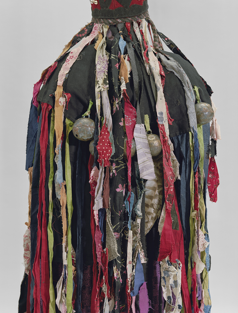 Szamanka XIX / XXwieku, wschodnia cześć Syberii, region Jenisejskaya gubernia, Rosyjskie Muzeum Etnograficzne w Petersburgu 140cmx182cm 2017 (jedyne ubranie nie odwrócone, ponieważ strój Szamanki reprezentuje świat po drugiej stronie)