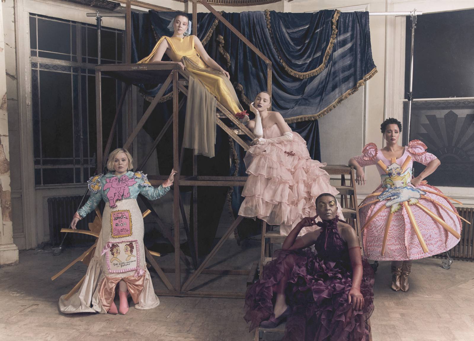 Od lewe: Nicola Coughlan w sukni Edwarda Mendozy, Claudia Jessie w kreacji Shanti Bell, Phoebe Dynevor w sukni Aurelii Fontany, Adjoa Andoh w sukni Aurelii Fontany i Golda Rosheuvel w sukni Edwarda Mendozy (Fot. Amber Pinkerton)