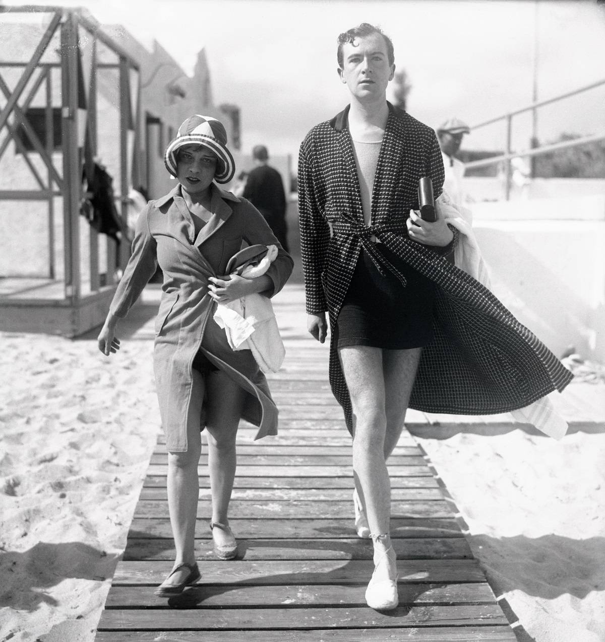 Pisarka Anita Loos i Cecil Beaton na plaży na Florydzie, 1930 rok